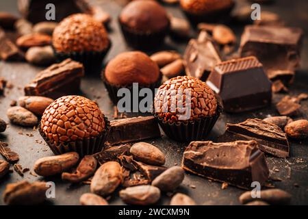 Hausgemachte Süßwaren mit Schokoladentafeln und Kakaobohnen Stockfoto