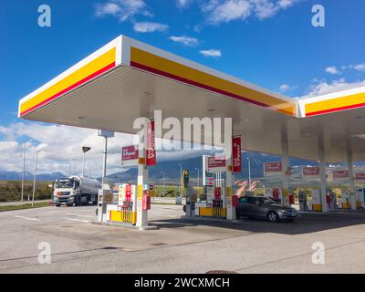 STRBA, SLOWAKEI - 28. SEPTEMBER 2018: Shell Tankstelle mit Pkw und Lieferwagen am Sommertag Stockfoto