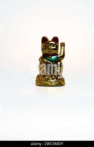 chinesische Katze, maneki neko auf weißem Hintergrund Kopierraum Stockfoto