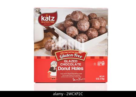 IRVINE, KALIFORNIEN - 12. JAN 2024: Ein Paket mit Katz glutenfrei glasierten Schokoladen-Donut-Löchern. Stockfoto