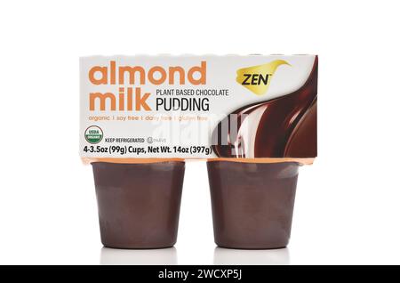 IRVINE, KALIFORNIEN - 12. JAN 2024: Ein Paket Zen-Mandelmilchpudding mit pflanzlicher Schokolade. Stockfoto