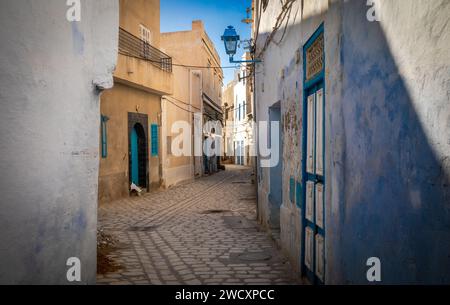Eine verlassene Straße oder Gasse in der alten Medina von Kairouan in Tunesien. Kairouan ist die viertheiligste Stadt im Islam und gehört zum UNESCO-Weltkulturerbe Stockfoto