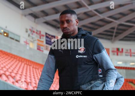 Blackpool, Großbritannien. Januar 2024. Marvin Ekpiteta von Blackpool trifft am 17. Januar 2024 in Blackpool, Großbritannien, vor dem dritten Runde Replay Match Blackpool gegen Nottingham Forest in der Bloomfield Road, Blackpool, Großbritannien, am 17. Januar 2024 (Foto: Gareth Evans/News Images) in Blackpool, Großbritannien ein. (Foto: Gareth Evans/News Images/SIPA USA) Credit: SIPA USA/Alamy Live News Stockfoto