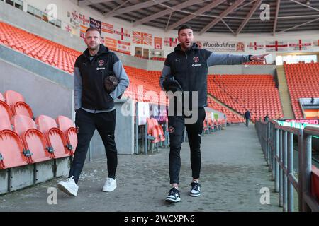 Blackpool, Großbritannien. Januar 2024. Jordan Rhodes aus Blackpool und Richard O’Donnell aus Blackpool treffen am 17. Januar 2024 in Blackpool, Großbritannien, vor dem dritten Runde-Replay-Match Blackpool gegen Nottingham Forest in der Bloomfield Road, Blackpool, Großbritannien, am 17. Januar 2024 (Foto: Gareth Evans/News Images) in Blackpool, Großbritannien ein. (Foto: Gareth Evans/News Images/SIPA USA) Credit: SIPA USA/Alamy Live News Stockfoto