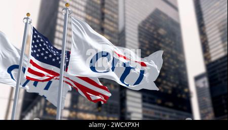 New York, USA, 3. Januar 2024: Citi und amerikanische Flaggen winken im Wind in einem Finanzviertel. Citi ist ein internationales Finanzdienstleistungsinstitut Stockfoto