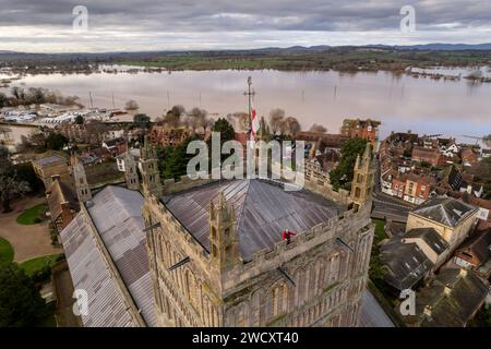 Reverend Nick Davies blickt vom Turm der Tewkesbury Abbey, der im Januar 2024 von Hochwasser umgeben war Stockfoto