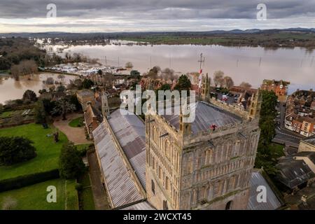 Reverend Nick Davies blickt vom Turm der Tewkesbury Abbey, der im Januar 2024 von Hochwasser umgeben war Stockfoto