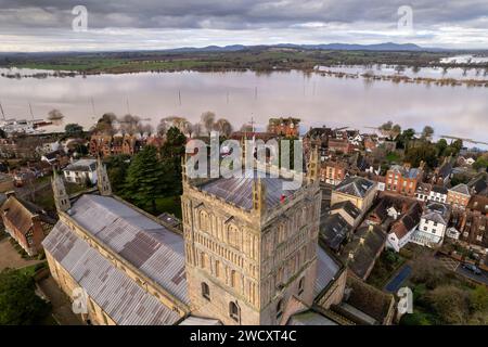 Reverend Nick Davies blickt vom Turm der Tewkesbury Abbey, der im Januar 2024 von Hochwasser umgeben war Stockfoto