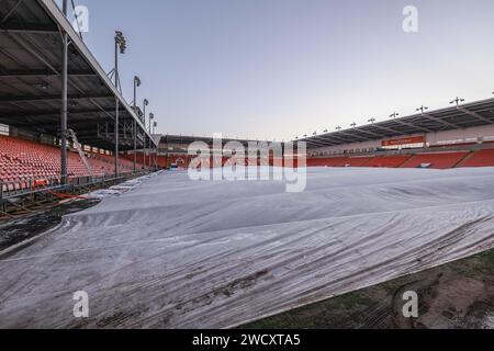 Blackpool, Großbritannien. Januar 2024. Ein riesiges weißes Zelt bedeckt das gesamte Spielfeld, um während des Emirates FA Cup Third Round Replay Matches Blackpool vs Nottingham Forest in der Bloomfield Road, Blackpool, Vereinigtes Königreich, 17. Januar 2024 (Foto: Mark Cosgrove/News Images) in Blackpool, Vereinigtes Königreich am 17. Januar 2024, Frost vom Gras fernzuhalten. (Foto: Mark Cosgrove/News Images/SIPA USA) Credit: SIPA USA/Alamy Live News Stockfoto