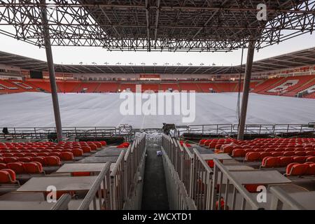 Blackpool, Großbritannien. Januar 2024. Ein riesiges weißes Zelt bedeckt das gesamte Spielfeld, um während des Emirates FA Cup Third Round Replay Matches Blackpool vs Nottingham Forest in der Bloomfield Road, Blackpool, Vereinigtes Königreich, 17. Januar 2024 (Foto: Mark Cosgrove/News Images) in Blackpool, Vereinigtes Königreich am 17. Januar 2024, Frost vom Gras fernzuhalten. (Foto: Mark Cosgrove/News Images/SIPA USA) Credit: SIPA USA/Alamy Live News Stockfoto
