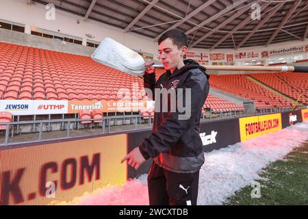 Blackpool, Großbritannien. Januar 2024. Die Bodenmitarbeiter räumen den Spielplatz vor dem dritten Runden des Emirates FA Cup Blackpool vs Nottingham Forest in der Bloomfield Road, Blackpool, Vereinigtes Königreich, 17. Januar 2024 (Foto: Mark Cosgrove/News Images) in Blackpool, Vereinigtes Königreich am 17. Januar 2024. (Foto: Mark Cosgrove/News Images/SIPA USA) Credit: SIPA USA/Alamy Live News Stockfoto