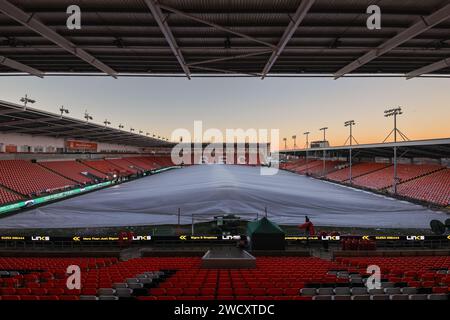 Blackpool, Großbritannien. Januar 2024. Ein riesiges weißes Zelt bedeckt das gesamte Spielfeld, um während des Emirates FA Cup Third Round Replay Matches Blackpool vs Nottingham Forest in der Bloomfield Road, Blackpool, Vereinigtes Königreich, 17. Januar 2024 (Foto: Mark Cosgrove/News Images) in Blackpool, Vereinigtes Königreich am 17. Januar 2024, Frost vom Gras fernzuhalten. (Foto: Mark Cosgrove/News Images/SIPA USA) Credit: SIPA USA/Alamy Live News Stockfoto