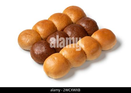 Variation von frisch gebackenen weißen und braunen Brotbrötchen Nahaufnahme isoliert auf weißem Hintergrund Stockfoto