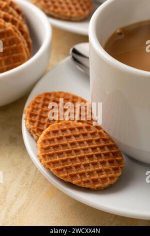 Frisch gebackene Mini-Stroopwafels, Sirup-Waffeln und eine Tasse Kaffee aus nächster Nähe Stockfoto