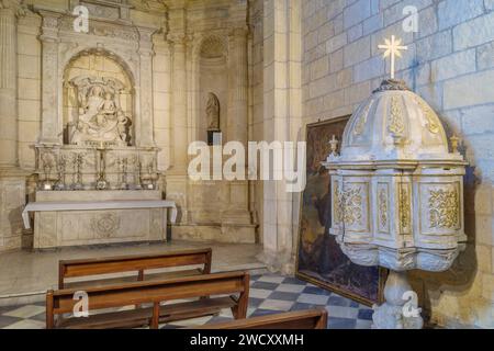 Kapelle des Baptisteriums oder der Jungfrau von Socorro, 16. Jahrhundert, Marmoraltar, aus Carrara, Skulpturengruppe von Juan de Lugano, Kathedrale von Murcia. Stockfoto