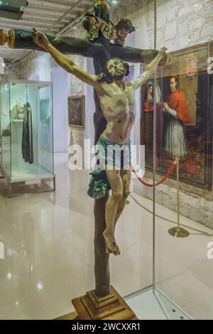 Gekreuzigt in polychromem Holz in einer Vitrine des Bildhauers Francisco Salzillo, 18. Jahrhundert im Dommuseum der Stadt Murcia, Spanien, Stockfoto