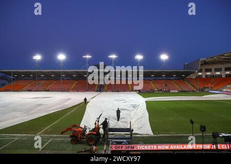 Blackpool, Großbritannien. Januar 2024. Die Bodenmitarbeiter entfernen die Abdeckungen vor dem dritten Rundenspiel Blackpool vs Nottingham Forest in der Bloomfield Road, Blackpool, Vereinigtes Königreich, 17. Januar 2024 (Foto: Gareth Evans/News Images) in Blackpool, Vereinigtes Königreich am 17. Januar 2024. (Foto: Gareth Evans/News Images/SIPA USA) Credit: SIPA USA/Alamy Live News Stockfoto