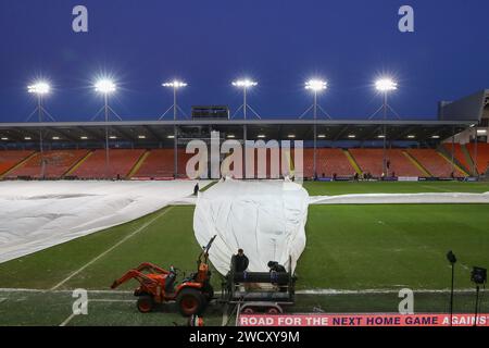 Blackpool, Großbritannien. Januar 2024. Die Bodenmitarbeiter entfernen die Abdeckungen vor dem dritten Rundenspiel Blackpool vs Nottingham Forest in der Bloomfield Road, Blackpool, Vereinigtes Königreich, 17. Januar 2024 (Foto: Gareth Evans/News Images) in Blackpool, Vereinigtes Königreich am 17. Januar 2024. (Foto: Gareth Evans/News Images/SIPA USA) Credit: SIPA USA/Alamy Live News Stockfoto