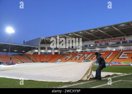 Blackpool, Großbritannien. Januar 2024. Die Bodenmitarbeiter entfernen die Abdeckungen vor dem dritten Rundenspiel Blackpool vs Nottingham Forest in der Bloomfield Road, Blackpool, Vereinigtes Königreich, 17. Januar 2024 (Foto: Gareth Evans/News Images) in Blackpool, Vereinigtes Königreich am 17. Januar 2024. (Foto: Gareth Evans/News Images/SIPA USA) Credit: SIPA USA/Alamy Live News Stockfoto