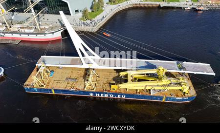 Ein Blick aus der Luft auf eine neue Brücke, die Govan-Partick verbindet, segelt nach Glasgow Stockfoto