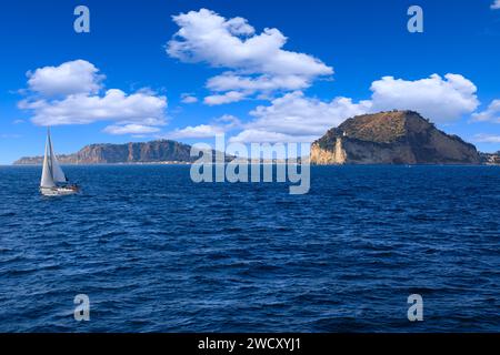 Blick auf den Golf von Neapel: Im Hintergrund der Berg Procida und die Landzunge von Kap Miseno, Italien. Stockfoto