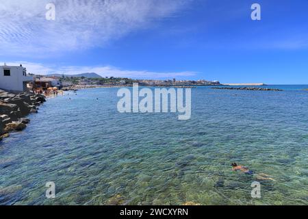 Stadtbild von Forio d'Ischia auf der Insel Ischia, Italien. Blick auf den Strand von Chiaia: Es ist einer der berühmtesten auf der Insel Ischia, einer Insel gelegen Stockfoto