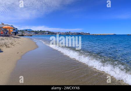 Stadtbild von Forio d'Ischia auf der Insel Ischia, Italien. Blick auf den Strand von Chiaia: Er ist einer der berühmtesten auf der Insel Ischia. Stockfoto