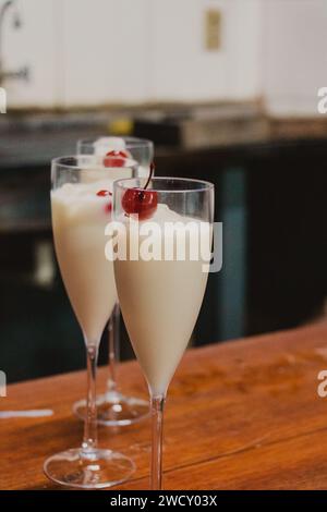 Kirschgetränk-Cocktail im Glas Stockfoto