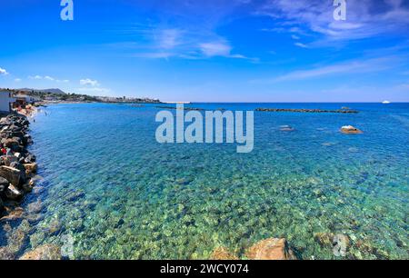 Stadtbild von Forio d'Ischia auf der Insel Ischia, Italien. Blick auf den Strand von Chiaia: Er ist einer der berühmtesten auf der Insel Ischia. Stockfoto