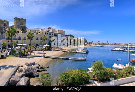 Stadtbild von Forio auf der Insel Ischia, Italien. Auf der linken Seite der Turm, Symbol der Stadt. Stockfoto