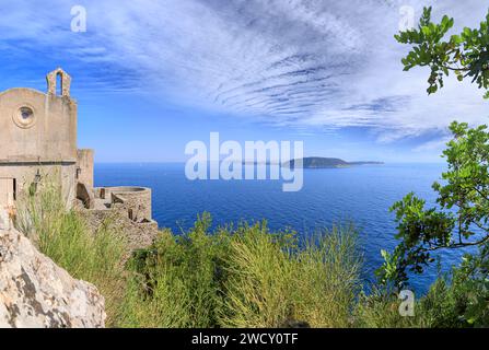 Blick auf die Küste von Procida von einer eindrucksvollen mittelalterlichen Architektur auf der Insel Ischia, Italien. Stockfoto