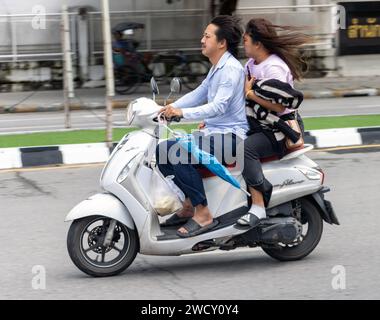 SAMUT PRAKAN, THAILAND, 11. Oktober 2023, Ein Paar fährt mit einem Motorrad in der Stadt Stockfoto