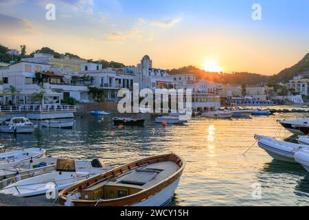 Stadtbild von Lacco Ameno auf der Insel Ischia. Blick auf den Touristenhafen bei Sonnenuntergang. Stockfoto