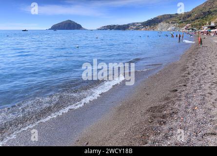 Schia Island in Italien: Panoramablick auf den Strand Maronti. Stockfoto