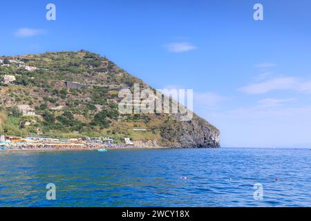 Insel Ischia in Italien: Panoramablick auf den Strand von Maronti. Stockfoto