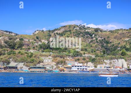 Insel Ischia in Italien: Panoramablick auf den Strand von Maronti. Stockfoto