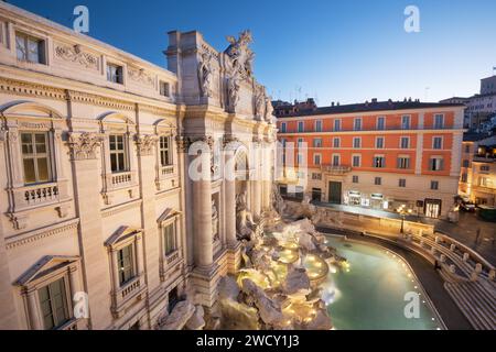 Rom, Italien Stadtbild mit Blick auf den Trevi-Brunnen bei Sonnenaufgang. Stockfoto