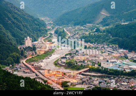 Gero, Gifu, Japan aus den Bergen bei Sonnenuntergang. Stockfoto