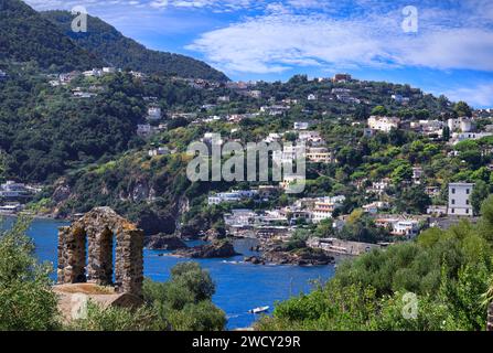 Blick auf die Insel Ischia in Italien vom aragonesischen Schloss aus. Stockfoto