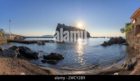 Ikonischer Blick auf Ischia in Italien. Typischer Sandstrand in Ischia Ponte. Stockfoto