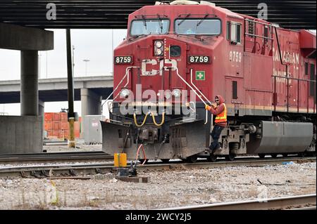 Franklin Park, Illinois, USA. Ein Switchman fährt die Stufen einer kanadischen Pazifik-Kansas-City-Lokomotive, die in kanadischen Pazifikfarben lackiert ist. Stockfoto