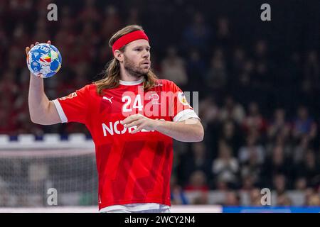 Hamburg, Deutschland. Januar 2024. HAMBURG, DEUTSCHLAND - 17. JANUAR: Mikkel Hansen aus Dänemark übergibt den Ball während des EHF Euro 2024 Main Round Matches zwischen Dänemark und den Niederlanden am 17. Januar 2024 in der Barclays Arena in Hamburg. (Foto von Henk Seppen/Orange Pictures) Credit: dpa/Alamy Live News Stockfoto