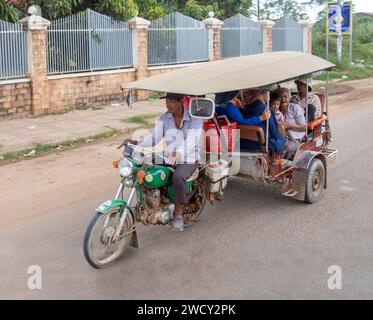 PHNOM PENH, KAMBODSCHA, 03. November 2015, fährt die Rikscha entlang einer Straße in Phnom Penh Stockfoto