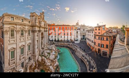 Rom, Italien Stadtbild mit Blick auf den Trevi-Brunnen bei Sonnenaufgang. Stockfoto