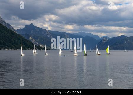 Segelboote auf dem Traunsee in Oberösterreich Stockfoto