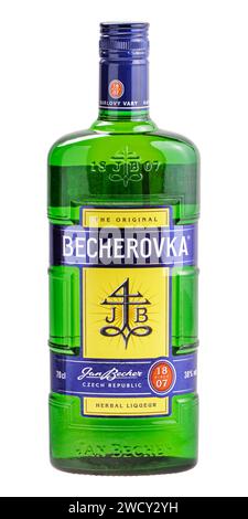 Oryol, Russland - 30. Oktober 2023: Flasche Becherovka isoliert auf einem Weißen. Becherovka ist ein tschechischer Kräuterlikör, der in Karlsbad von Jan Bech hergestellt wird Stockfoto