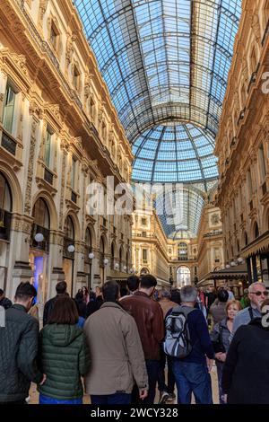 Mailand, Italien - 7. April 2018: Es gibt viele Touristen in der Galleria Vittorio Emanuele II in Mailand Stockfoto