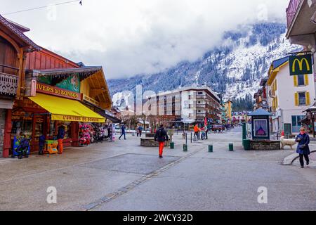 Chamonix-Mont-Blanc, Frankreich - 1. April 2018 : zentrale Straße mit Cafés und Geschäften in Chamonix, wo Touristen in der Stadt spazieren gehen. Chamonix ist einer der Alten Stockfoto