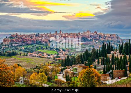 Orvieto, Umbrien, Italien mittelalterliche Skyline in der Abenddämmerung im Herbst. Stockfoto