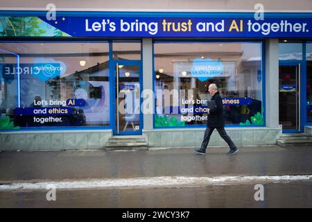 Davos, Schweiz. Januar 2024. Eine Person läuft an einem temporären KI-Stand entlang der Hauptpromenade vorbei, die dieses Jahr von KI dominiert wird. Unternehmen der Künstlichen Intelligenz säumen die Straße, die nach potenziellen Investitionen suchen und die Möglichkeit haben, sich mit Teilnehmern des World Economic Forum zu vernetzen. Das Thema des 54. Weltwirtschaftsforums (WEF), das von Klaus Schwab veranstaltet wird, ist die Wiederherstellung des Vertrauens in die Zukunft innerhalb der Gesellschaften und zwischen den Nationen. Die einwöchige WEF-Veranstaltung bringt weltweit führende Unternehmen und Branchenführer zusammen, um die Zukunft der Welt zu gestalten. Quelle: SOPA Images Limited/Alamy Live News Stockfoto